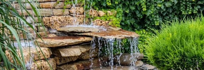 Kleiner Wasserfall aus Steinen